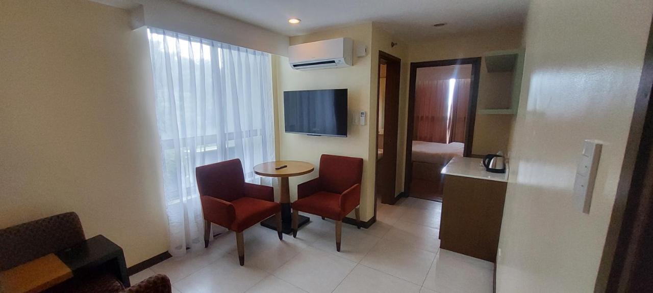 טגאיטאי One Tagaytay Place Hotel Suites Official Account מראה חיצוני תמונה